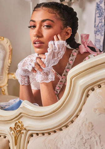 Royal Woes Lace Gloves