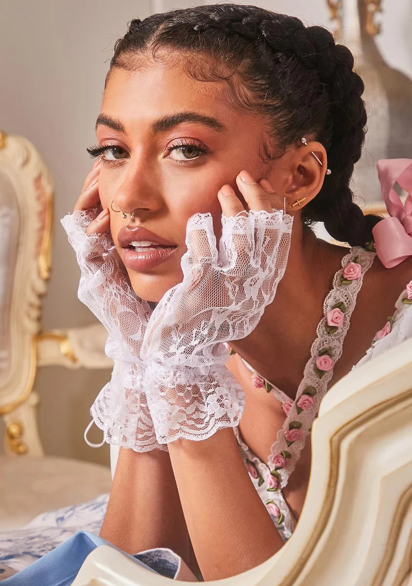 Royal Woes Lace Gloves