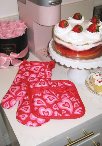 Smitten Romance Pot Holder And Oven Mitt Set